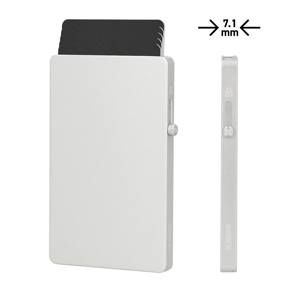 Een toevoeging aan ons assortiment; de super dunne zilveren Aluminium MagSafe kaarthouder voor max. 5 kaarten met een dikte van slechts 7.7 mm. 

Compatibel met MagSafe &ndash; Supersterke magnetische bevestiging
Dankzij de krachtige ge&iuml;ntegreerde MagSafe magneet blijft deze kaarthouder stevig op je iPhone zitten. Geen geschuif of verlies; je klikt hem vast en hij blijft perfect zitten &ndash; zelfs onderweg.

Pasjeshouder voor max. dunne 5 kaarten &ndash; Met ejectorfunctie
Deze minimalistische kaarthouder biedt ruimte voor maximaal 5 pasjes. Met de handige ejector-knop schuif je je kaarten snel en gemakkelijk omhoog &ndash; geen gedoe meer met passen die blijven steken.

Ultradun en compact ontwerp &ndash; Slechts 7,7 mm
Deze superdunne pasjeshouder past moeiteloos in je broekzak of tas en voegt nauwelijks volume toe aan je telefoon. Ideaal voor dagelijks gebruik zonder compromis op stijl of comfort.

RFID-bescherming &ndash; Veilig tegen skimmen
Voorzien van ge&iuml;ntegreerde RFID-blokkering, zodat jouw betaalkaarten beschermd zijn tegen ongewenst scannen of gegevensdiefstal. Veiligheid staat voorop.

Duurzaam CNC-bewerkt aluminium &ndash; Premium afwerking
De houder is gemaakt van hoogwaardig, CNC-gefreesd aluminium voor een moderne look en optimale duurzaamheid.

Een onmisbare accessoire &ndash; combineert technologie, gebruiksgemak en bescherming in &eacute;&eacute;n strak ontwerp. Bestel nu en ervaar het verschil.