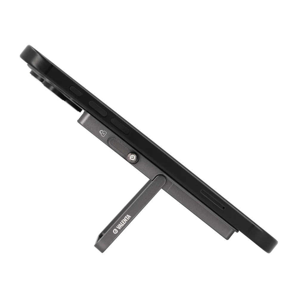 Op zoek naar de perfecte combinatie van stijl en functionaliteit? Dan is de Aluminium Pasjeshouder met MagSafe met videostand functie in Graphite Grijs van Valenta precies wat je nodig hebt! Bewaar tot max. 5 dunne kaarten in deze super dunne en compacte houder, met een sterke magneet voor een veilige grip. De stevige scharnieren zorgen voor een stabiele stand in portrait of landscape modus. Met de handige schuifknop aan de zijkant en een extra slot ter beveiliging van je kaarten, is dit de ideale accessoire voor je telefoon. Dit is de ultieme alles-in-1 oplossing.

Superdunne, 7.1 mm, Cardprotector voor het veilig opbergen van je pasjes
De ultieme alles in 1 oplossing met veel gebruiksgemak
Geschikt voor max. 5 dunne bankkaarten of 4 kaarten met een creditcard erbij.
Gemaakt van hoogwaardig aluminium
Geschikt voor MagSafe
Met videostand voor handsfree gebruik van je telefoon
Super stevige scharnier op je standaard, blijft goed stabiel staan.
In stijlvol Graphite Grijs design
Past makkelijk in je broekzak of tas
Beschermt je pasjes tegen beschadiging en skimmen
Ideaal voor wie vaak onderweg is en geen dikke portemonnee wil meenemen
Valenta staat bekend om kwaliteit en duurzaamheid van hun producten