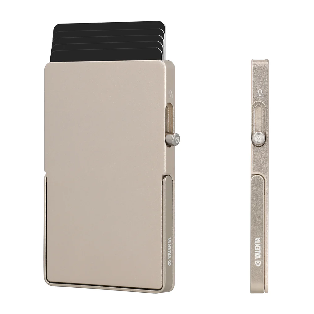 Op zoek naar de perfecte combinatie van stijl en functionaliteit? Dan is de Aluminium Pasjeshouder met MagSafe met videostand functie in Natural Titanium van Valenta precies wat je nodig hebt! Bewaar tot max. 5 dunne kaarten in deze super dunne en compacte houder, met een sterke magneet voor een veilige grip. De stevige scharnieren zorgen voor een stabiele stand in portrait of landscape modus. Met de handige schuifknop aan de zijkant en een extra slot ter beveiliging van je kaarten, is dit de ideale accessoire voor je telefoon. Dit is de ultieme alles-in-1 oplossing.

Superdunne, 7.1 mm, Cardprotector voor het veilig opbergen van je pasjes
De ultieme alles in 1 oplossing met veel gebruiksgemak
Geschikt voor max. 5 dunne bankkaarten of 4 kaarten met een creditcard erbij.
Gemaakt van hoogwaardig aluminium
Geschikt voor MagSafe
Met videostand voor handsfree gebruik van je telefoon
Super stevige scharnier op je standaard, blijft goed stabiel staan.
In stijlvol Natural Titanium (Champagne) design
Past makkelijk in je broekzak of tas
Beschermt je pasjes tegen beschadiging en skimmen
Ideaal voor wie vaak onderweg is en geen dikke portemonnee wil meenemen
Valenta staat bekend om kwaliteit en duurzaamheid van hun producten