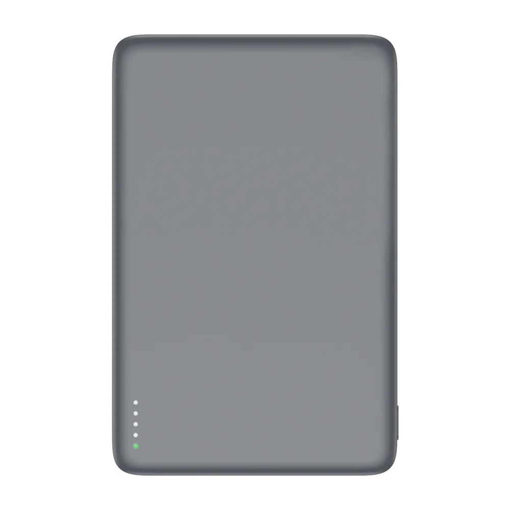 Maak kennis met het nieuwste lid van de Mix & MagSafe-familie: Onze Ultra Slim MagSafe Powerbank.

Met een dikte van slechts 9mm is dit een van de dunste powerbanks ter wereld. Met een capaciteit van 5.000 mAh kan deze powerbank ongeveer &eacute;&eacute;n volledige telefoonlading bevatten, zodat je altijd stroom hebt als je onderweg bent. Je hoeft je geen zorgen meer te maken of je telefoon het wel een hele dag volhoudt.

Dankzij de sterke MagSafe magneten kun je de powerbank eenvoudig bevestigen aan de achterkant van je iPhone of MagSafe-compatibel apparaat. Dankzij het lichte gewicht van slechts 110g en het superslanke ontwerp kun je je telefoon handig opladen terwijl je hem in je broekzak bewaart. Zeg maar dag tegen vervelende kabelconstructies of bultige zakken.

Het heeft ook een USB-C poort voor snel en effici&euml;nt opladen, samen met kleine indicatielampjes om je op de hoogte te houden van de batterijstatus die kan worden ingeschakeld door een druk op de kleine knop aan de zijkant. Een usb-c kabel is meegeleverd in de verpakking.

Dankzij de afmetingen die overeenkomen met de afmetingen van onze Card Protectors, past deze powerbank naadloos in ons Mix & MagSafe-lineup en kan deze perfect worden gecombineerd met onze MagSafe Leather Wallets.

Terwijl het minimalistische donkergrijze design zorgt voor een luxe look, zorgen het gezandstraalde aluminium oppervlak en de afgeronde hoeken en randen voor een comfortabel gevoel. Bovendien is de achterkant voorzien van een oppervlak op basis van polycarbonaat om krassen op je telefoon te voorkomen tijdens het opladen.

Met zijn perfecte mix van stijl en functionaliteit is deze powerbank een must have in ieders collectie van mobiele lifestyle-accessoires. Als aanvulling op de collectie is er ook een Natural ofwel Champagne kleurige versie beschikbaar.