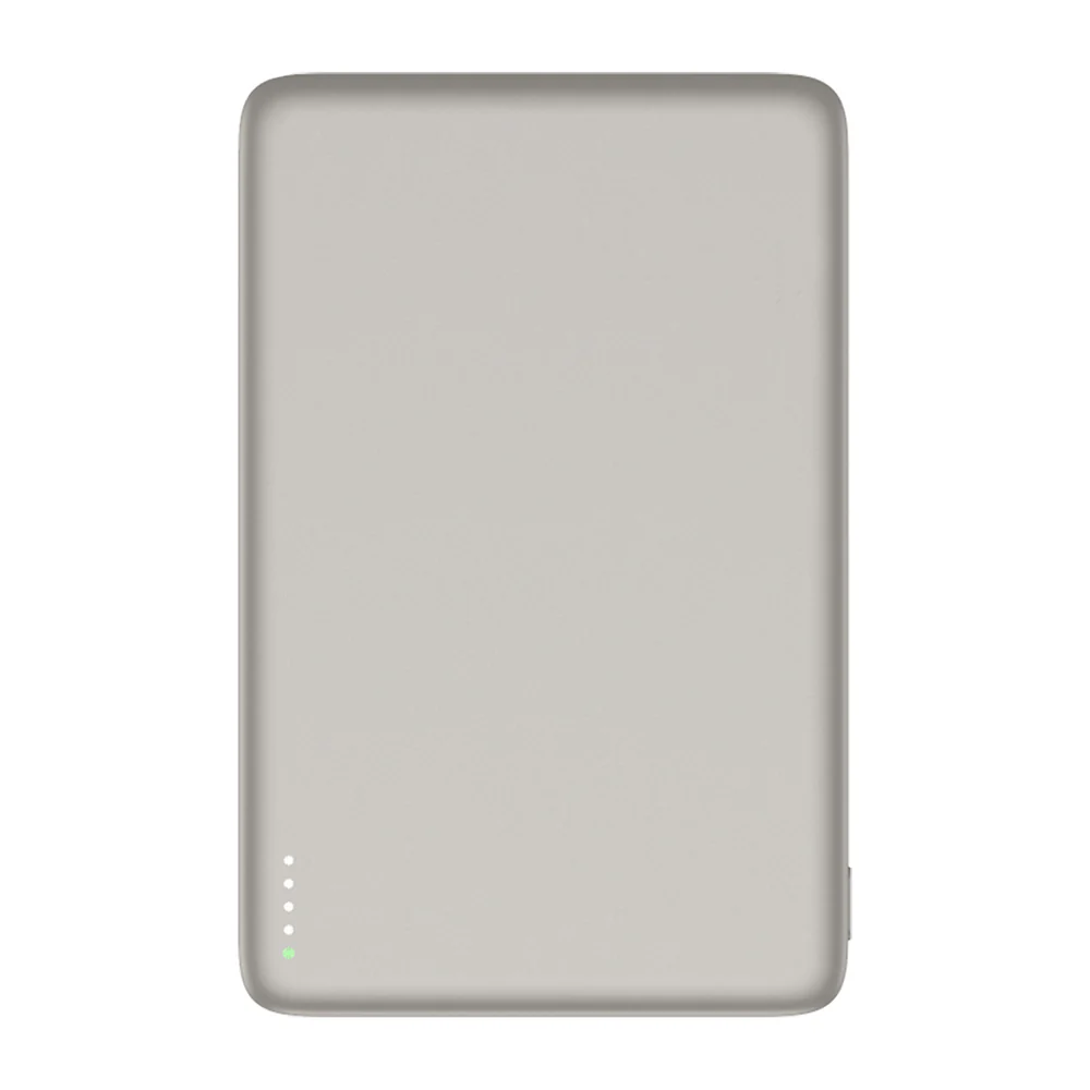 Maak kennis met het nieuwste lid van de Mix & MagSafe-familie: Onze Ultra Slim MagSafe Powerbank.

Met een dikte van slechts 9mm is dit een van de dunste powerbanks ter wereld. Met een capaciteit van 5.000 mAh kan deze powerbank ongeveer &eacute;&eacute;n volledige telefoonlading bevatten, zodat je altijd stroom hebt als je onderweg bent. Je hoeft je geen zorgen meer te maken of je telefoon het wel een hele dag volhoudt.

Dankzij de sterke MagSafe magneten kun je de powerbank eenvoudig bevestigen aan de achterkant van je iPhone of MagSafe-compatibel apparaat. Dankzij het lichte gewicht van slechts 110g en het superslanke ontwerp kun je je telefoon handig opladen terwijl je hem in je broekzak bewaart. Zeg maar dag tegen vervelende kabelconstructies of bultige zakken.

Het heeft ook een USB-C poort voor snel en effici&euml;nt opladen, samen met kleine indicatielampjes om je op de hoogte te houden van de batterijstatus die kan worden ingeschakeld door een druk op de kleine knop aan de zijkant. Een usb-c kabel is meegeleverd in de verpakking.

Dankzij de afmetingen die overeenkomen met de afmetingen van onze Card Protectors, past deze powerbank naadloos in ons Mix & MagSafe-lineup en kan deze perfect worden gecombineerd met onze MagSafe Leather Wallets.

Terwijl het minimalistische donkergrijze design zorgt voor een luxe look, zorgen het gezandstraalde aluminium oppervlak en de afgeronde hoeken en randen voor een comfortabel gevoel. Bovendien is de achterkant voorzien van een oppervlak op basis van polycarbonaat om krassen op je telefoon te voorkomen tijdens het opladen.

Met zijn perfecte mix van stijl en functionaliteit is deze powerbank een must have in ieders collectie van mobiele lifestyle-accessoires. Als aanvulling op de collectie is er ook een Natural ofwel Champagne kleurige versie beschikbaar.
