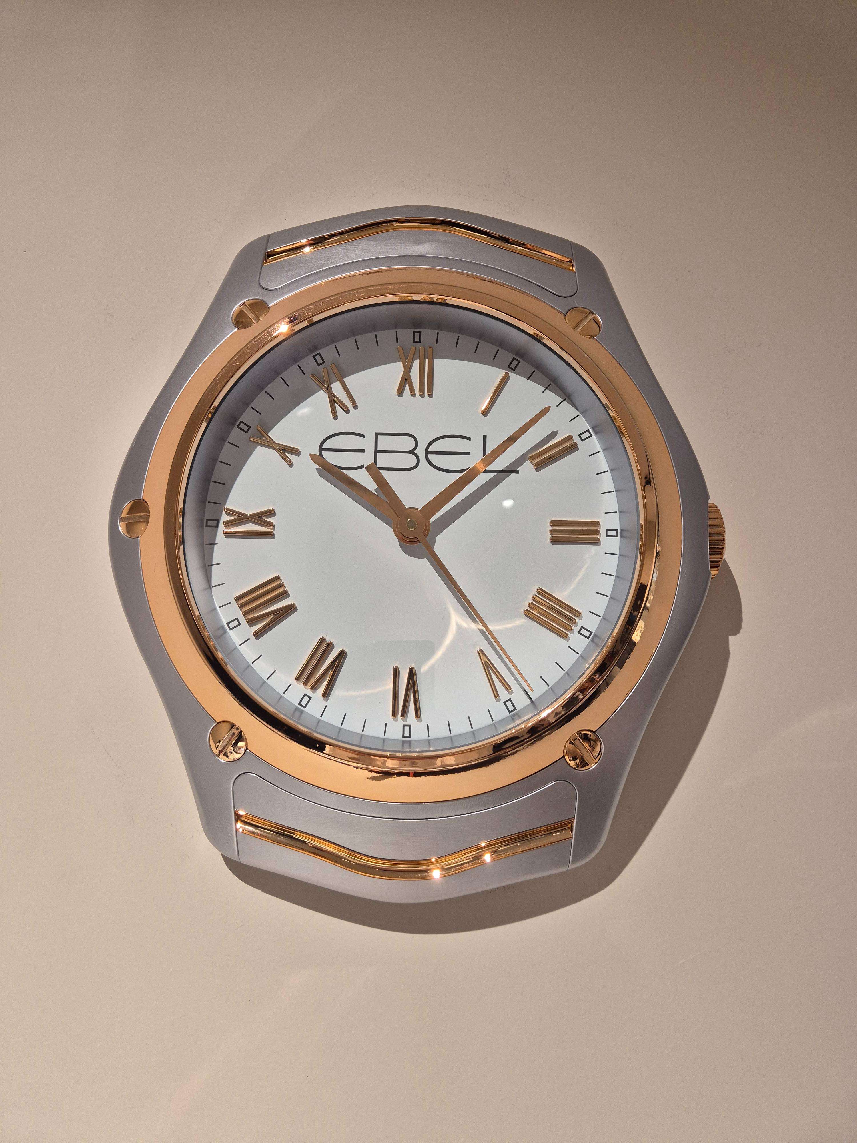 De Ebel Klok biedt een verfijnde stijl voor elke ruimte. Als een elegant accessoire in de categorie "Klokken", voegt het een tijdloze uitstraling toe aan uw interieur. Hang de klok centraal aan de muur voor een stijlvolle blikvanger in uw woonkamer. Perfect voor elk modern huis.