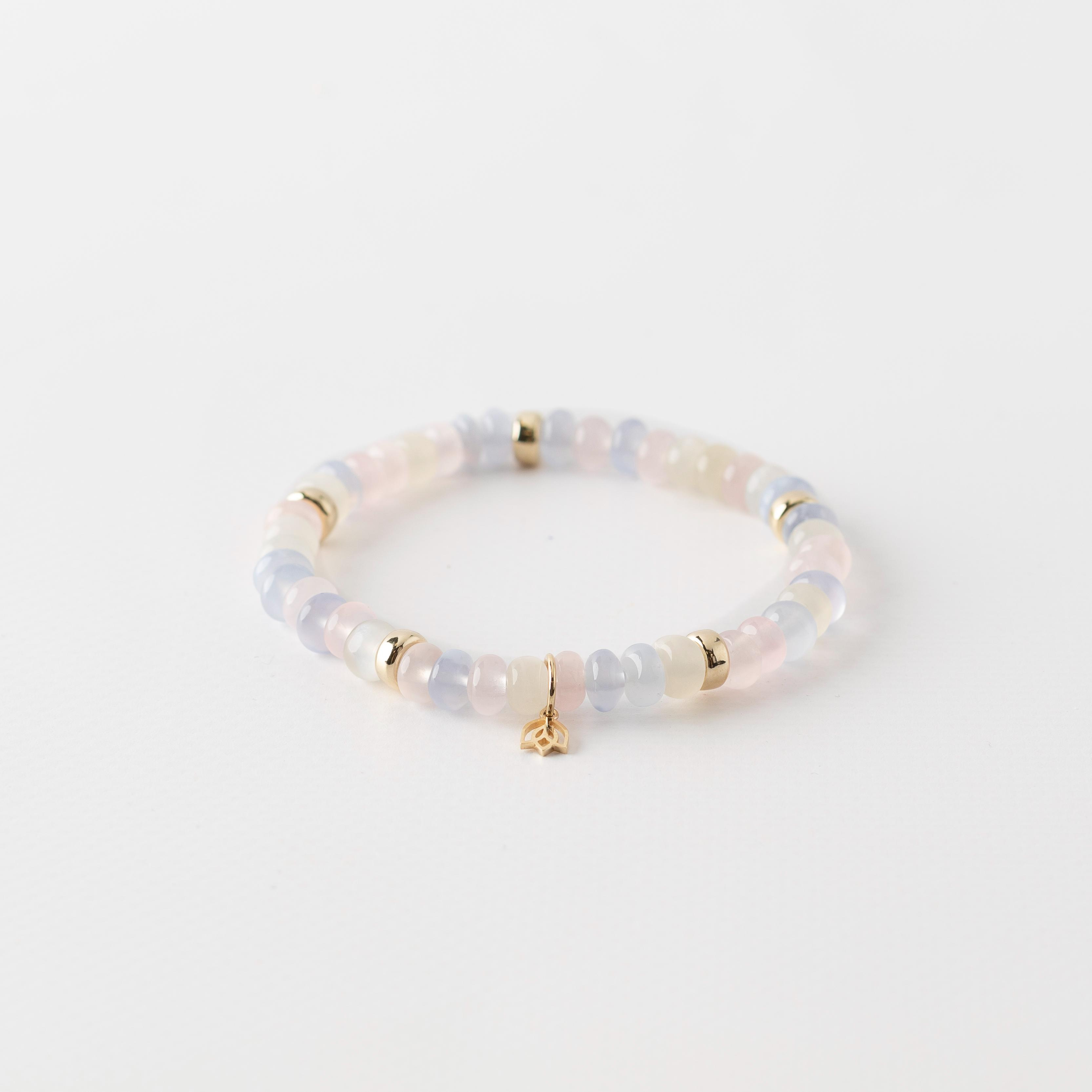 een Y&G edelstenen armband miss Blossom met chalcedon en maansteen en rose kwarts & 14k 10 goud beads& tulp logo.