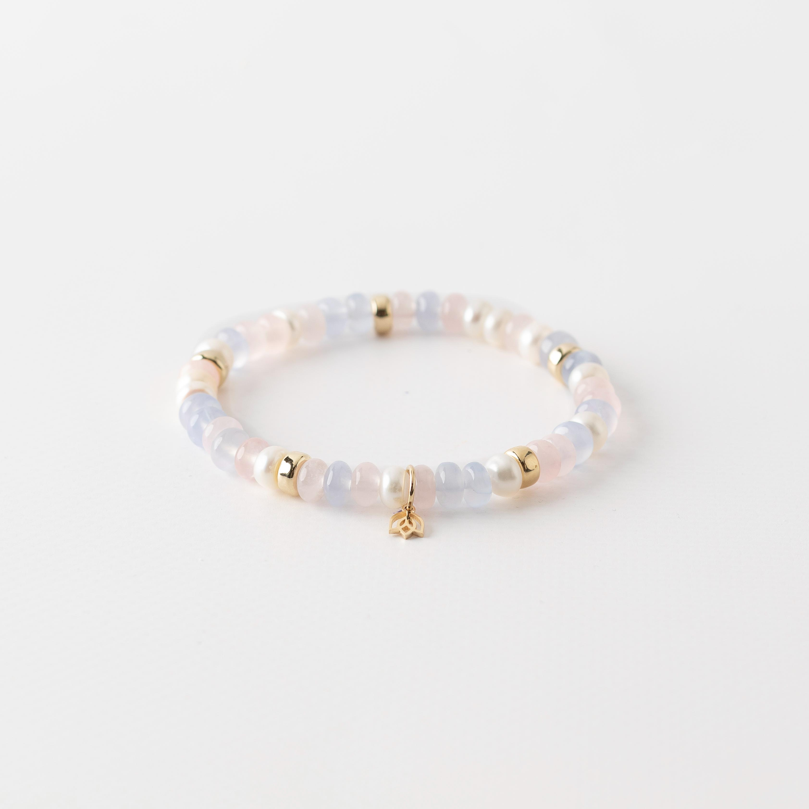 een Y&G edelstenen armband miss Blossom met Zoetwaterparels en chalcedon en maansteen en rose kwarts & 14k 10 goud beads& tulp logo.