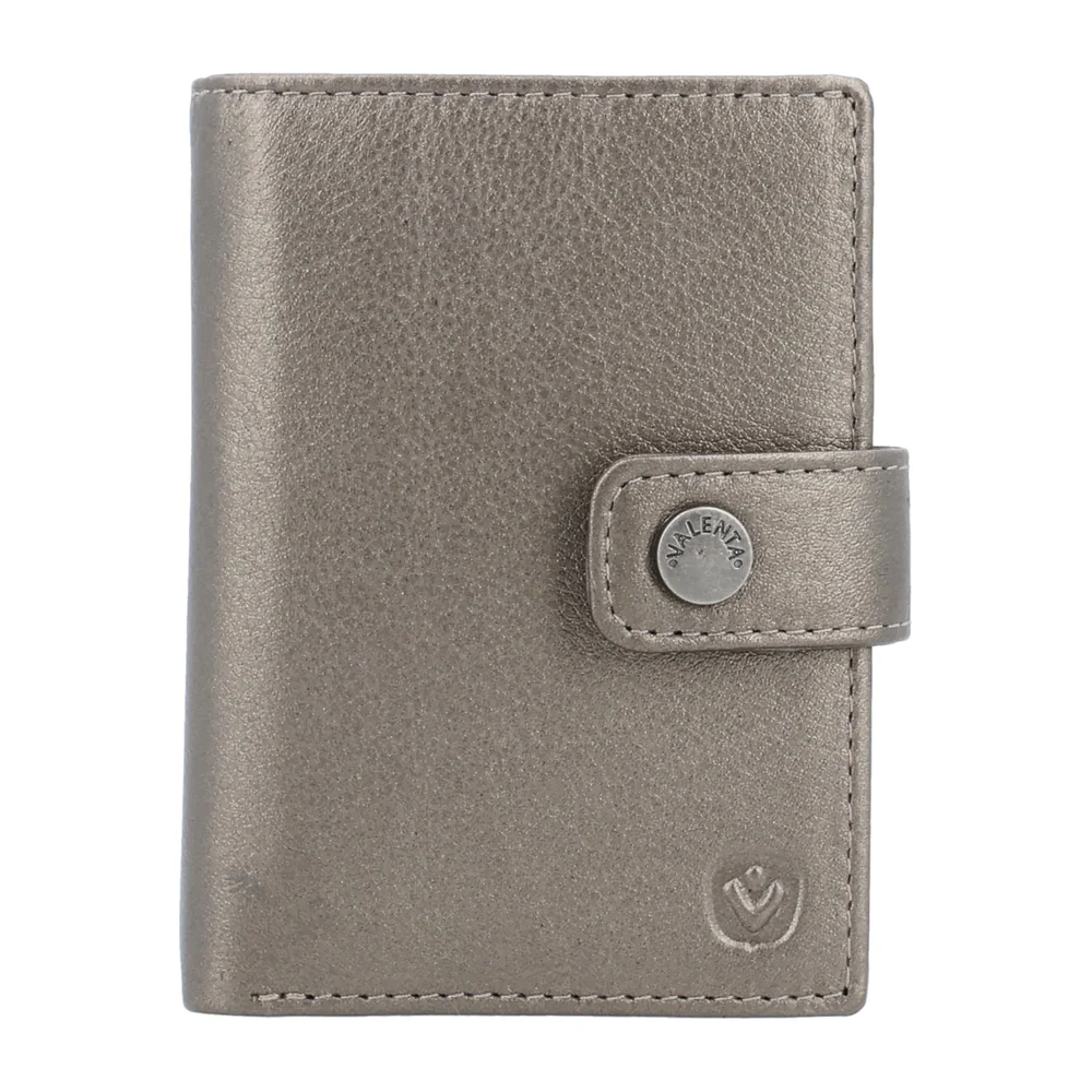 Ontdek de perfecte match voor Valenta&rsquo;s Aluminium Cardprotector met MagSafe: de nieuwe leren MagSafe portemonnee omslag van Valenta met RFID-bescherming! Samen maakt het de perfecte 2 in 1 portemonnee.

Ben je op zoek naar een stijlvolle en functionele manier om je pasjes en (brief)geld te beschermen? Daarnaast ook de mogelijkheid te hebben om alleen je kaarthouder zonder je hele portemonnee omslag mee te nemen, dan is deze nieuwe leren Magsafe portemonnee van Valenta precies wat je nodig hebt. Deze lederen portemonnee omslag is speciaal ontworpen om te combineren met onze dunne aluminium card protector met MagSafe, waardoor je zelf je eigen unieke en handige combinatie maakt.

De leren wallet is voorzien van MagSafe-technologie, waardoor de aluminium card protector stevig op zijn plaats blijft zitten. De wallet biedt ruimte voor 4-6 pasjes, briefgeld en heeft zelfs een handig muntvakje voor losgeld aan de achterkant. Zo heb je alles wat je nodig hebt altijd binnen handbereik. Samen met de cardprotector kan je in totaal max. 10 pasjes opbergen.

Wat deze MagSafe wallet echt bijzonder maakt, is dat je de aluminium card protector eruit kunt nemen dankzij de sterke magneet. Zo kun je bijvoorbeeld alleen een paar pasjes meenemen als je onderweg bent. Het leer van de wallet is van topkwaliteit, ziet er prachtig uit en gaat lang mee. De donker chrome onderdelen geven de wallet een stijlvolle uitstraling die perfect past bij elke outfit.

Met de leren wallet van Valenta kun je niet alleen je pasjes en geld veilig opbergen, maar ook je eigen stijl cre&euml;ren. Kies uit de verschillende leuke kleuren en mix en match met je aluminium pasjeshouder MagSafe voor een unieke look. Bescherm jezelf tegen skimmen en kies voor de stijlvolle en functionele RFID leren wallet van Valenta.