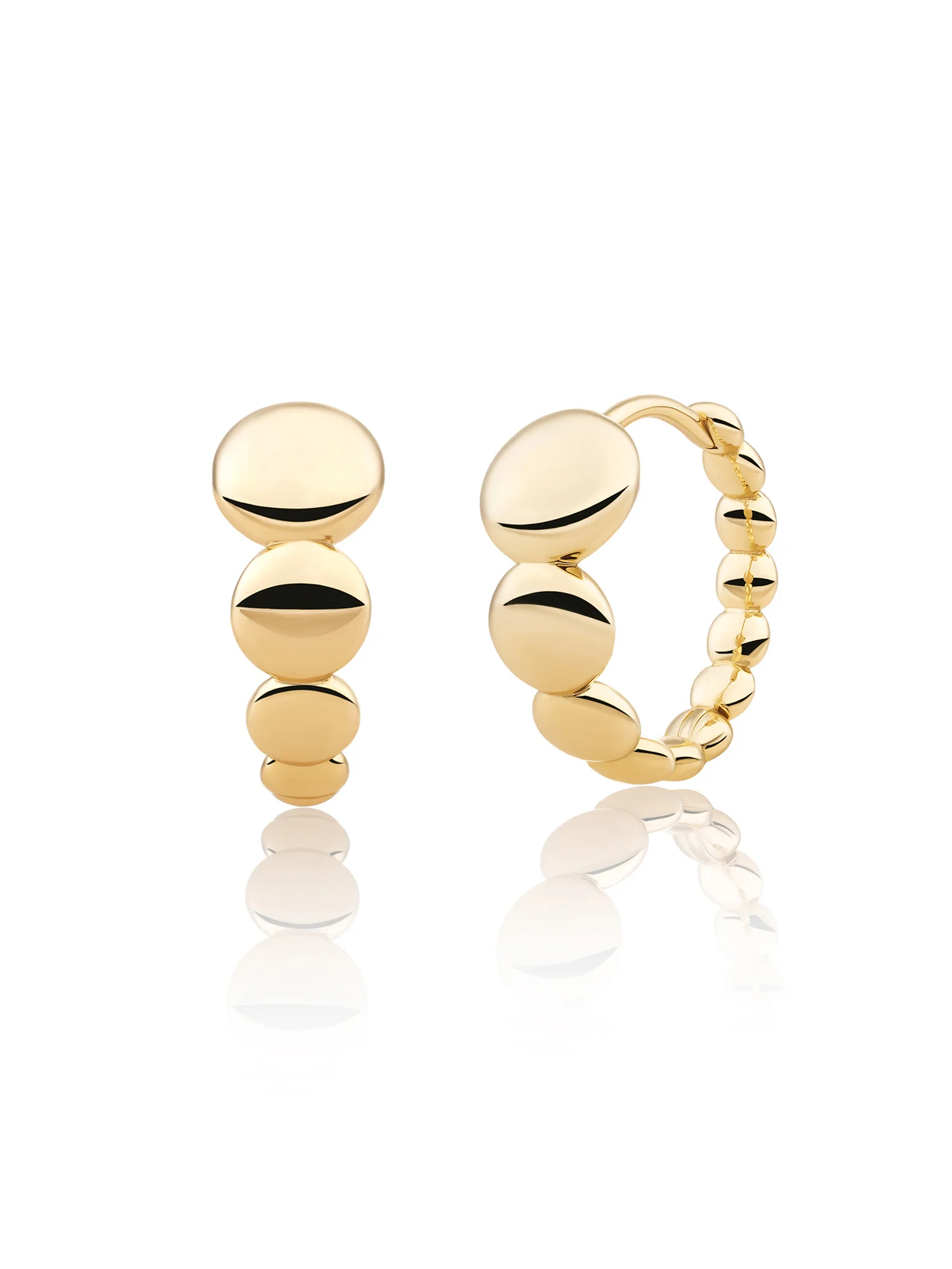 De Sparkling creolen zijn prachtige sieraden voor elke gelegenheid. Deze elegante oorbellen geven elke outfit een verfijnde touch. Draag ze met opgestoken haar of een elegante knot om hun schittering volledig tot hun recht te laten komen. Perfect voor zowel dagelijks gebruik als speciale gelegenheden, en een mooie aanvulling voor elke sieradencollectie.