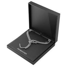 Het PIANEGONDA ZILVEREN FOEDUS COLLIER PFON04 is een fantasienecklace uit de categorie sieraden. Dit sieraad voegt een vleugje elegantie en stijl toe aan elke outfit. Draag het als een opvallend statement op een eenvoudige jurk of blouse om zijn unieke ontwerp te accentueren en je look te verrijken. Perfect voor speciale gelegenheden.