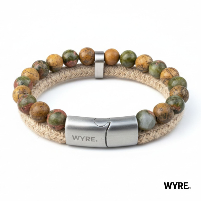 Haal de rust en kracht van de natuur naar je pols met de Forest Earth. Deze armband is niet zomaar een sieraad; het is een samenspel van ruwe materialen en verfijnd vakmanschap, ontworpen voor wie houdt van een tijdloze, aardse stijl.

De Forest Earth combineert de diepe, mystieke tinten van Serpentine Jade met de robuuste uitstraling van Jasper kralen.

Serpentine Jade: Staat bekend om zijn verbinding met de energie van de aarde en een gevoel van balans.
Jasper: Een steen die symbool staat voor vastberadenheid en natuurlijke kracht.
