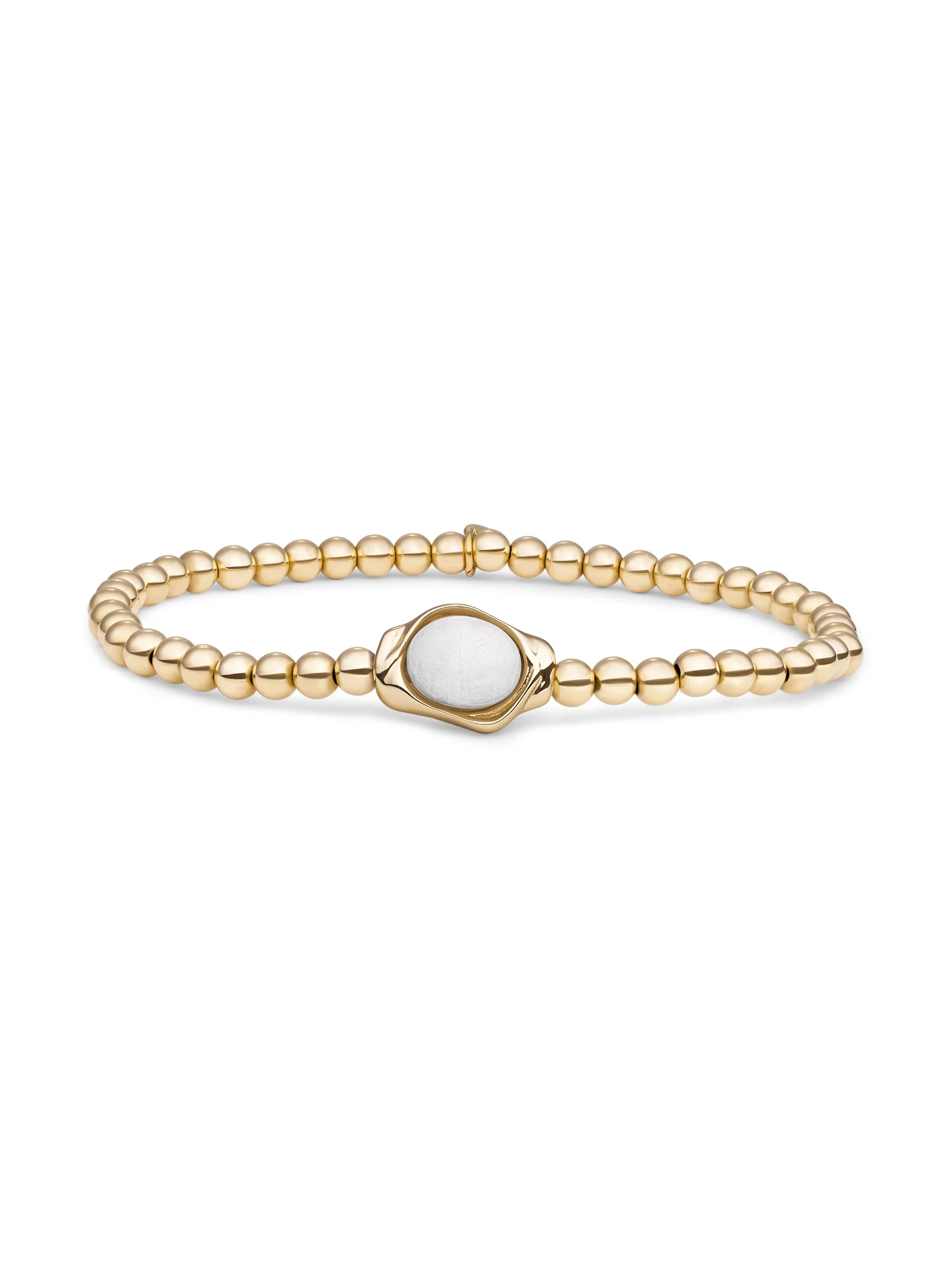 Flow Armband Moonstone. Deze armband volgt de pols met een zachte beweging, terwijl moonstone het licht diffuus vangt en als een kalme parelglans teruggeeft. Draag hem solo naast een klassiek horloge voor minimalistische helderheid, of bouw een gelaagde set met schakels en kralen om textuur te cre&euml;ren zonder zwaar te worden. De koele tint harmonieert met zilver en witgoud en vormt naast geelgoud een frisse spanning. Combineer met linnen, zijde of denim voor een lichte, moderne uitstraling. Bij donkere outfits ontstaat een elegant contrast dat je look direct optilt. De sluiting voelt zeker, het profiel blijft slank en comfortabel, zodat je hem ontspannen draagt tijdens werk, citytrip of diner. Laat de moonstonetint subtiel terugkeren in kleine studs of een delicate hanger voor een harmonieuze set die seizoen na seizoen relevant blijft en je stijl een serene, stralende noot geeft.