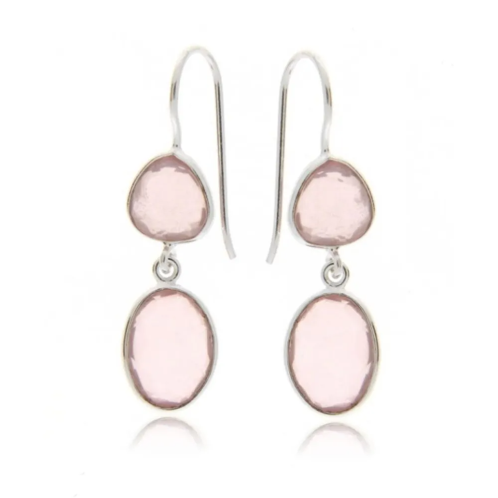 De zilveren oorhangers hebben facet geslepen rosequartz edelstenen. De edelstenen zijn driehoekig met een afmeting van 8 x 8 mm en ovaal met een afmeting van 11 x 8 mm.

