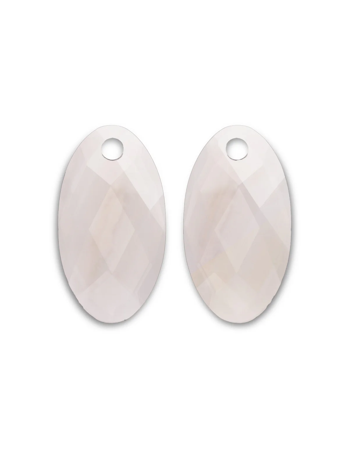 Oorbel Edelstenen Large Leaf Mother of Pearl. De organische bladvorm benadrukt de rustige schittering van parelmoer, waardoor het licht in zachte reflecties dicht bij je gezicht speelt. Draag de oorbellen solo voor minimalistische elegantie, of bouw een ear stack met fijne studs en kleine hoops. De natuurlijke tint harmonieert met zilver en goud en brengt balans in lichte en donkere outfits. Bij zwart ontstaat een verfijnd contrast. Het lichte draaggevoel blijft comfortabel van ochtend tot avond. Laat de parelmoergloed terugkeren in een delicate hanger of armband voor een harmonieuze set die seizoen na seizoen een serene, stralende noot toevoegt.