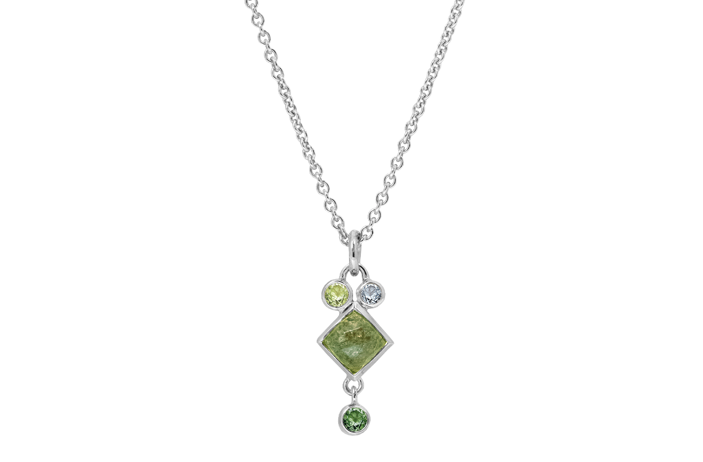 RABINOVICH zilveren collier - square 83202099
Serpentine, Peridot, Green quartz, Sky blue topaz, Zirkonia
Het collier heeft een draaglengte van 42 en 45 cm 