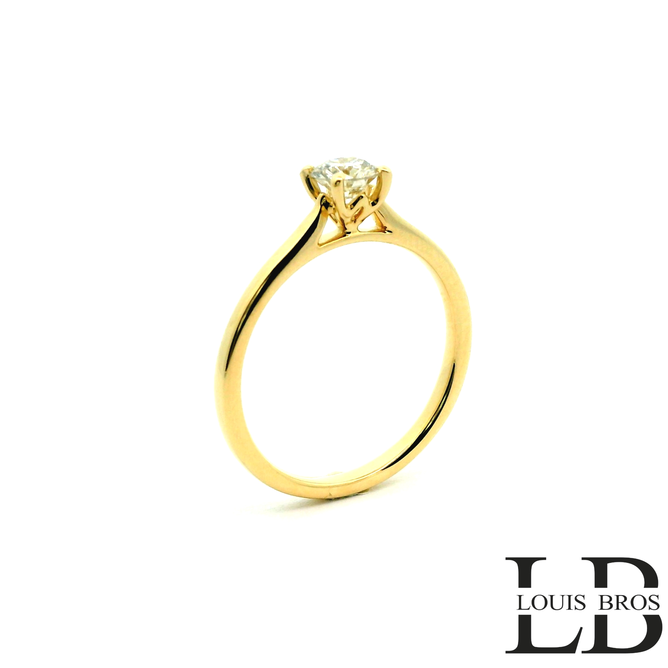 Deze ring van Louis Bros is vervaardigd uit 14 karaat geelgoud (3.5 gr.) en is gezet met 1 briljant geslepen diamanten met een totaalgewicht van 0.50CT. De ring heeft een diameter van 4.75 mm, minimale breedte van 1.75 mm. en een hoogte van 5.5 mm. 
Deze prachtige solitair ring, vervaardigd uit stralend 14-karaats geelgoud, is een tijdloos meesterwerk. In het midden schittert een enkel, schitterend steentje, zorgvuldig geplaatst om maximale schittering en elegantie te bieden. De eenvoud van het solitaire ontwerp benadrukt de pure schoonheid van het steentje, waardoor het de aandacht trekt en bewondering oproept. Deze geelgouden ring is een perfect symbool van verfijnde smaak en blijvende liefde, ideaal voor bijzondere momenten en als een kostbaar geschenk voor een dierbare.
De ring is verkrijgbaar in meerdere afmetingen.