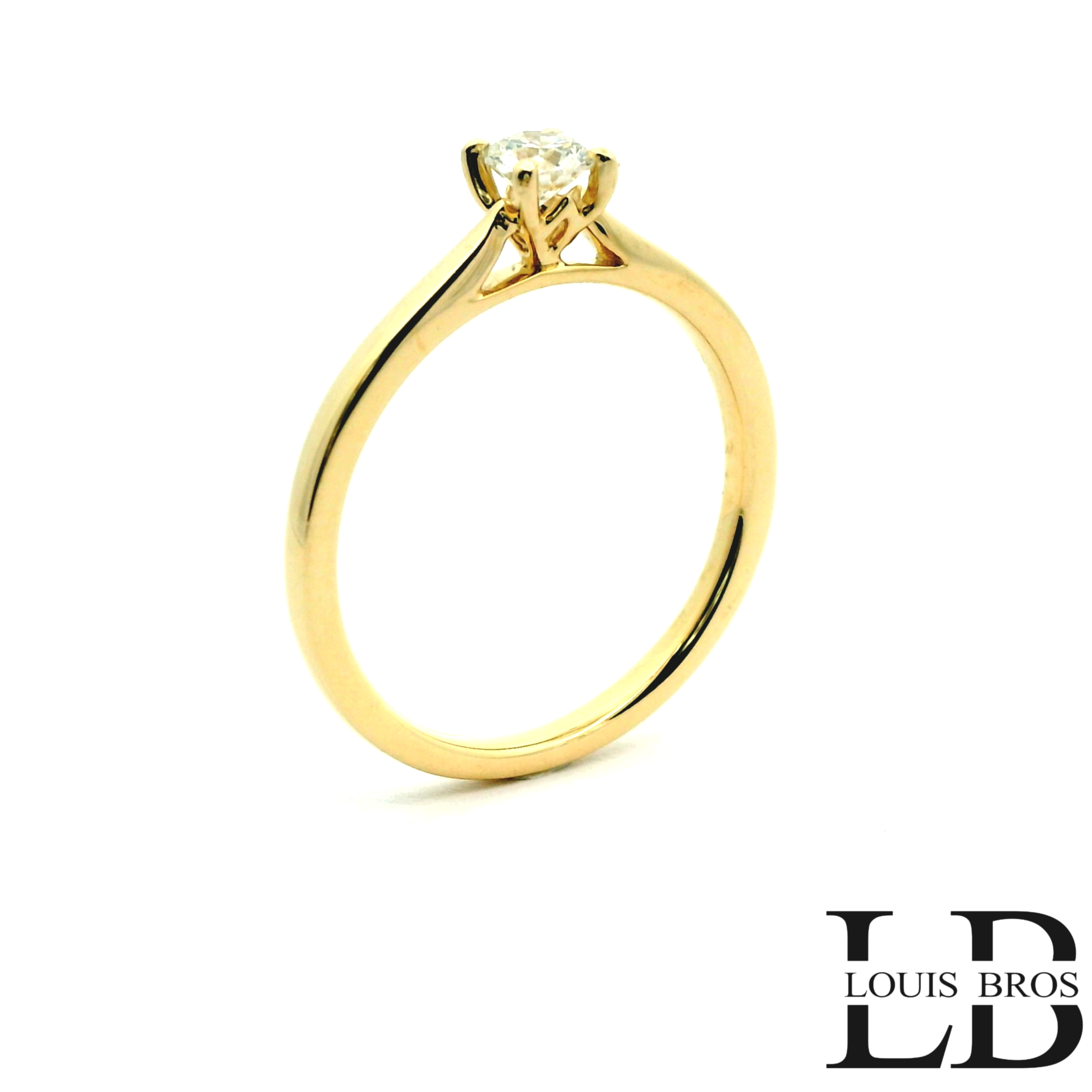Deze ring van Louis Bros is vervaardigd uit 14 karaat geelgoud (3.5 gr.) en is gezet met 1 briljant geslepen diamanten met een totaalgewicht van 0.25CT. De ring heeft een diameter van 4. mm, minimale breedte van 1.75 mm. en een hoogte van 5.5 mm. 
Deze prachtige solitair ring, vervaardigd uit stralend 14-karaats geelgoud, is een tijdloos meesterwerk. In het midden schittert een enkel, schitterend steentje, zorgvuldig geplaatst om maximale schittering en elegantie te bieden. De eenvoud van het solitaire ontwerp benadrukt de pure schoonheid van het steentje, waardoor het de aandacht trekt en bewondering oproept. Deze geelgouden ring is een perfect symbool van verfijnde smaak en blijvende liefde, ideaal voor bijzondere momenten en als een kostbaar geschenk voor een dierbare.
De ring is verkrijgbaar in meerdere afmetingen.