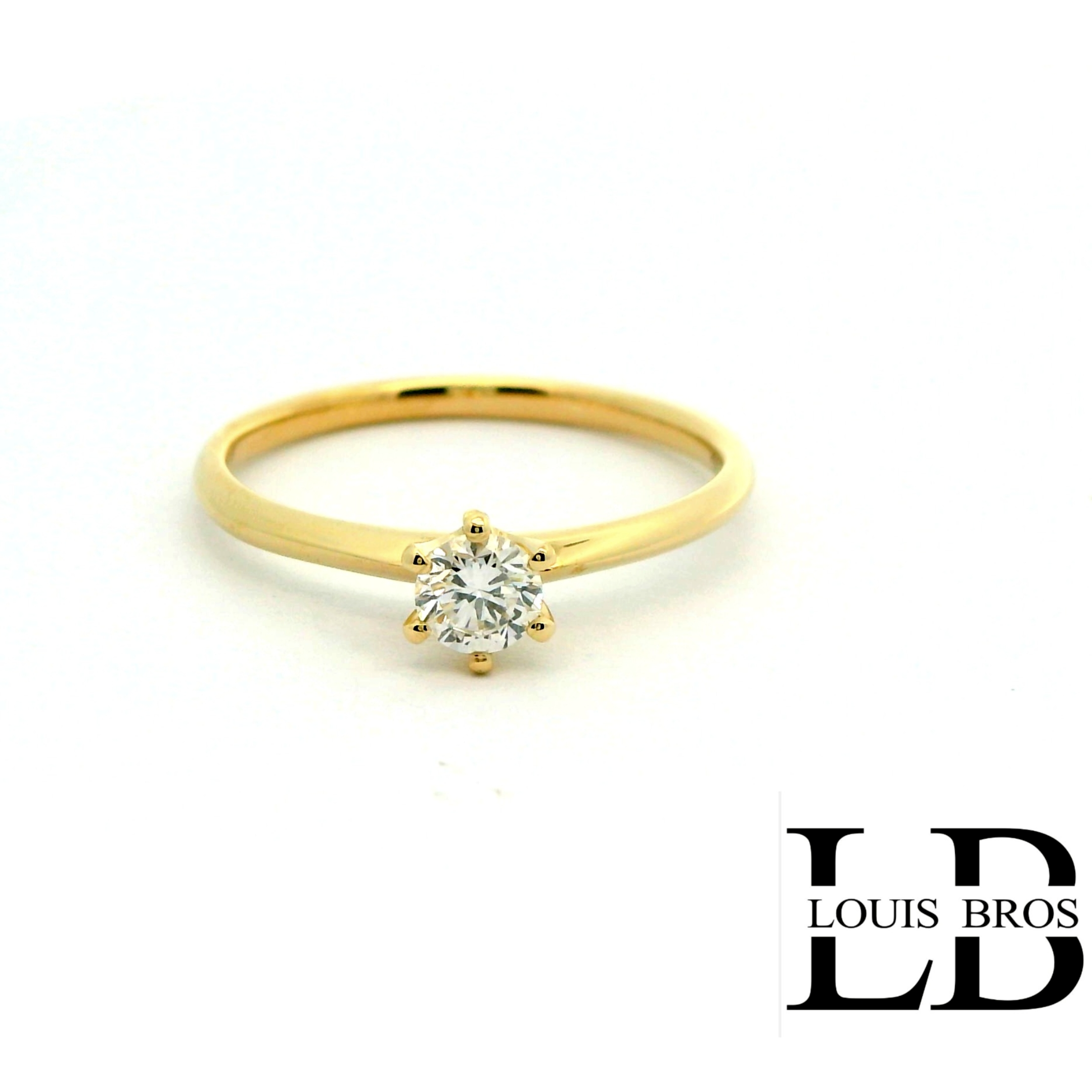 Deze ring van Louis Bros is vervaardigd uit 14 karaat geelgoud (3.25 gr.) en is gezet met 1 briljant geslepen diamanten met een totaalgewicht van 0.25CT. De ring heeft een diameter van 5.25 mm, minimale breedte van 1.75 mm. en een hoogte van 4.75 mm. 
Deze prachtige solitair ring, vervaardigd uit stralend 14-karaats geelgoud, is een tijdloos meesterwerk. In het midden schittert een enkel, schitterend steentje, zorgvuldig geplaatst om maximale schittering en elegantie te bieden. De eenvoud van het solitaire ontwerp benadrukt de pure schoonheid van het steentje, waardoor het de aandacht trekt en bewondering oproept. Deze geelgouden ring is een perfect symbool van verfijnde smaak en blijvende liefde, ideaal voor bijzondere momenten en als een kostbaar geschenk voor een dierbare.
De ring is verkrijgbaar in meerdere afmetingen.