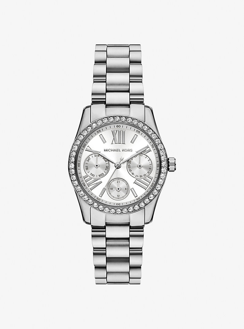 Het Lexington Lux horloge is een tijdloos icoon met een moderne update en heeft een kast van 34 mm voor een verfijnde pasvorm. De kenmerkende band met drie schakels en de glimmende topring voegen een vleugje glamour toe, terwijl de zilverkleurige afwerking zorgt voor moeiteloze verfijnde look bij elke gelegenheid.