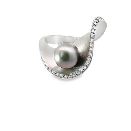 Der Ring Modellnummer bietet eine platinbeschichtete Silberfassung mit einer S&uuml;&szlig;wasserperle und 29 Brillanten. Er geh&ouml;rt zur Kategorie "Schmuck" und ist ein "Ring". Tragen Sie ihn am besten bei besonderen Anl&auml;ssen, um seine Einzigartigkeit und Eleganz zu betonen. Perfekt, um jedes Outfit zu veredeln.