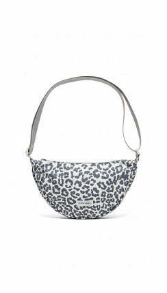 Stay Wild Moonbag Leopard Beige &ndash; New Rebels
Ga voor een gedurfde en stijlvolle look met de Stay Wild Moonbag in leopard beige van New Rebels. Deze trendy tas combineert functionaliteit met een speelse print, perfect voor iedereen die graag een statement maakt.
De moonbag is gemaakt van stevig nylon, waardoor hij lichtgewicht &eacute;n duurzaam is &ndash; ideaal voor dagelijks gebruik, festivals of een dagje uit. Dankzij het compacte formaat (32 x 6 x 19 cm) neem je gemakkelijk je essentials mee, zonder in te leveren op comfort of stijl.
De opvallende leopard print geeft de tas een stoere en modieuze uitstraling, terwijl de neutrale beige tint ervoor zorgt dat hij moeiteloos te combineren is met verschillende outfits. Draag hem crossbody of om je heupen voor een casual en handsfree look.
Waarom jij deze moonbag wilt hebben:
Trendy leopard print met een stijlvolle beige basis
Lichtgewicht en duurzaam nylon
Compact maar praktisch formaat
Perfect voor dagelijks gebruik en onderweg
Makkelijk te combineren met elke outfit
Blijf stijlvol en wild &ndash; met de Stay Wild Moonbag van New Rebels.