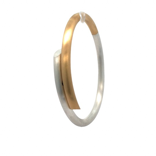 Der Armreif Silber/GG ist ein elegantes Schmuckst&uuml;ck aus hochwertigem Silber und Gelbgold.  Tragen Sie ihn am besten an einem nackten Handgelenk oder kombinieren Sie es mit anderen Armb&auml;ndern f&uuml;r einen modischen Lagenlook. Perfekt f&uuml;r stilvolle Anl&auml;sse.