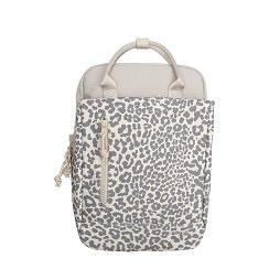 Urban Leopard Miami Handbag Backpack 9L &ndash; New Rebels
Maak een statement met de Urban Leopard Miami Handbag Backpack van New Rebels. Deze veelzijdige tas combineert een trendy leopard print met praktisch design &ndash; perfect voor wie stijl en functionaliteit wil combineren.
Dankzij het slimme ontwerp gebruik je deze tas zowel als handtas &eacute;n als rugzak. Ideaal voor onderweg, naar school, werk of een dagje stad. Met een inhoud van 9 liter en een formaat van 28 x 8 x 38 cm biedt hij genoeg ruimte voor al je dagelijkse essentials.
De combinatie van 80% PU en 20% nylon zorgt voor een stevige, lichtgewicht tas met een luxe uitstraling. De leopard beige print geeft een stoere en modieuze touch, terwijl de neutrale tint het makkelijk maakt om te combineren met elke outfit.
Waarom jij deze tas wilt hebben:
2-in-1 design: handtas en rugzak
Trendy leopard beige print
Ruime inhoud van 9 liter
Stevig en lichtgewicht materiaal (PU & nylon)
Perfect voor dagelijks gebruik, school of werk
Ga voor praktisch &eacute;n opvallend &ndash; met de Urban Leopard Miami Backpack van New Rebels.