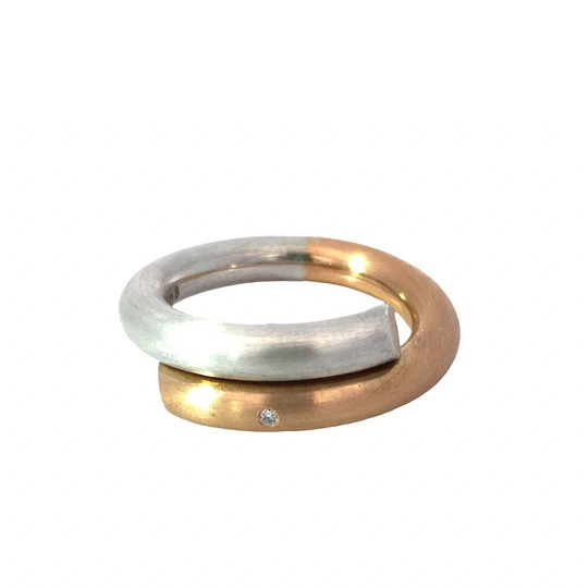 Der Ring Silber/GG 1 Brill. 0,01 ct,   ist ein stilvoller Ring. Er ist aus Silber und Gold gefertigt und mit einem Brillanten von 0,01 ct besetzt. Perfekt f&uuml;r elegante Anl&auml;sse oder als t&auml;gliches Accessoire. Tragen Sie ihn an Ihrem Ring- oder Mittelfinger f&uuml;r einen klassischen Look.