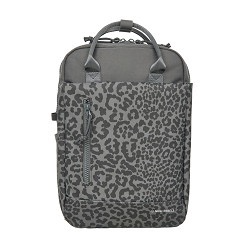 Urban Leopard Miami Handbag Backpack 9L &ndash; New Rebels
Maak een statement met de Urban Leopard Miami Handbag Backpack van New Rebels. Deze veelzijdige tas combineert een trendy leopard print met praktisch design &ndash; perfect voor wie stijl en functionaliteit wil combineren.
Dankzij het slimme ontwerp gebruik je deze tas zowel als handtas &eacute;n als rugzak. Ideaal voor onderweg, naar school, werk of een dagje stad. Met een inhoud van 9 liter en een formaat van 28 x 8 x 38 cm biedt hij genoeg ruimte voor al je dagelijkse essentials.
De combinatie van 80% PU en 20% nylon zorgt voor een stevige, lichtgewicht tas met een luxe uitstraling. De leopard beige print geeft een stoere en modieuze touch, terwijl de neutrale tint het makkelijk maakt om te combineren met elke outfit.
Waarom jij deze tas wilt hebben:
2-in-1 design: handtas en rugzak
Trendy leopard black/grey print
Ruime inhoud van 9 liter
Stevig en lichtgewicht materiaal (PU & nylon)
Perfect voor dagelijks gebruik, school of werk
Ga voor praktisch &eacute;n opvallend &ndash; met de Urban Leopard Miami Backpack van New Rebels.