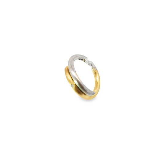 Der Ring Silber/Gold 750 Brill. 0,01 ct., besticht durch seine edle Kombination aus Silber und 750er Gold sowie einen dezenten Brillanten von 0,01 Karat. Tragen Sie diesen eleganten Schmuck am besten zu formellen Anl&auml;ssen oder als t&auml;gliches Highlight, um Ihrem Outfit einen Hauch von Luxus zu verleihen.