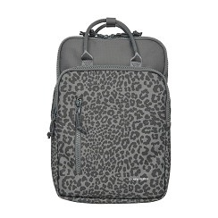 Urban Leopard Milwaukee Handbag Backpack &ndash; New Rebels
Ga voor een krachtige en stijlvolle look met de Urban Leopard Milwaukee Handbag Backpack van New Rebels. Deze ruime en veelzijdige tas is perfect voor wie functionaliteit wil combineren met een opvallend design.
De tas is te gebruiken als handtas &eacute;n als rugzak, waardoor je hem moeiteloos aanpast aan jouw dag. Of je nu onderweg bent naar werk, school of een dagje uit, deze tas biedt alle flexibiliteit die je nodig hebt.
Met een royaal formaat van 28 x 16 x 44 cm heb je meer dan genoeg ruimte voor al je essentials, en zelfs extra spullen zoals een laptop, boeken of kleding. Het materiaal, een combinatie van 80% PU en 20% nylon, zorgt voor een stevige, duurzame tas met een luxe uitstraling.
De leopard black print geeft de tas een stoere, moderne en iets meer edgy look, perfect voor wie een statement wil maken zonder in te leveren op stijl.
Waarom jij deze tas wilt hebben:
2-in-1 design: handtas en rugzak
Stoere leopard black print
Extra ruim formaat &ndash; ideaal voor werk, school of reizen
Stevig en duurzaam materiaal (PU & nylon)
Comfortabel en veelzijdig in gebruik
Maak je outfit compleet met een krachtige touch &ndash; met de Urban Leopard Milwaukee Backpack van New Rebels.