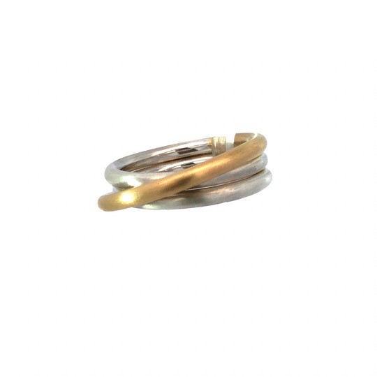 Der Ring Silber/Gold mit Silberkern, ist ein elegantes Schmuckst&uuml;ck mit einer Gr&ouml;&szlig;e von 55. Er besticht durch seine hochwertige Verarbeitung und das ansprechende zweifarbige Design. Tragen Sie ihn alleine f&uuml;r einen minimalistischen Look oder kombinieren Sie ihn mit anderen Ringen f&uuml;r einen trendigen, geschichteten Stil. Perfekt f&uuml;r jeden Anlass.
