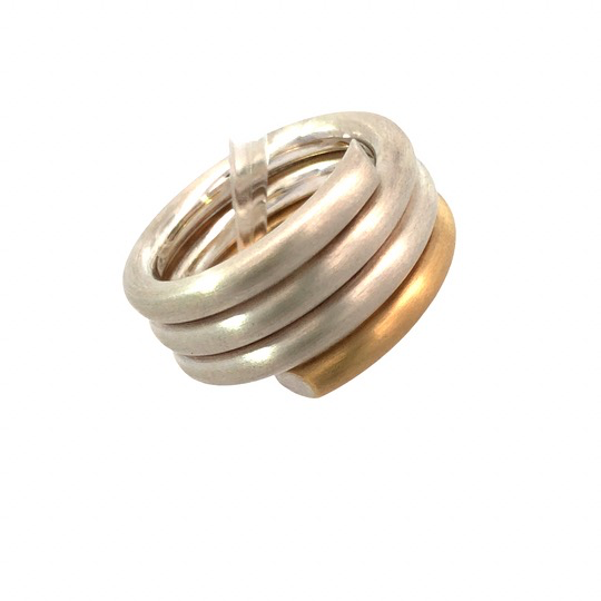 Der Ring Silber/Gold 3mm,  kombiniert die edlen Materialien Silber und Gold in einem eleganten Design. Als Teil der Schmuckkategorie "Jewel" und dem Schmucktyp "Ring" ist er ideal f&uuml;r den t&auml;glichen Gebrauch oder besondere Anl&auml;sse. Tragen Sie ihn als Statement-Piece oder in Kombination mit anderen Schmuckst&uuml;cken f&uuml;r einen stilvollen Look.