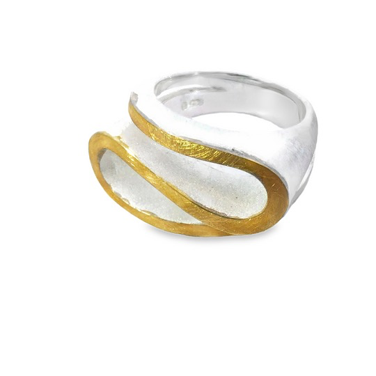 Der Ring besticht durch seine elegante Kombination aus Silber und Gold. Perfekt f&uuml;r modebewusste Damen, ist er sowohl alltagstauglich als auch f&uuml;r besondere Anl&auml;sse geeignet. Tragen Sie ihn allein, um seine schlichte Eleganz zu betonen, oder kombinieren Sie ihn mit anderen Ringen f&uuml;r einen individuellen Look. Ein Must-Have f&uuml;r Schmuckliebhaberinnen!
