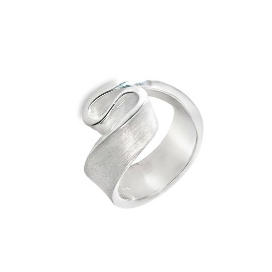 Entdecken Sie den Ring Silber, eine exquisite Erg&auml;nzung aus unserer Kategorie JEWEL. Dieses Schmuckst&uuml;ck, ein atemberaubender RING besticht durch zeitlose Eleganz. Tragen Sie ihn am Ringfinger f&uuml;r klassische Raffinesse oder kombinieren Sie mehrere f&uuml;r einen trendigen Look. Perfekt f&uuml;r jeden Anlass, von Alltag bis Abendveranstaltung.