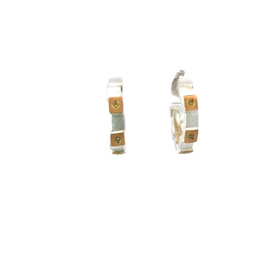 Entdecken Sie die Ohrringe Ag/Au 6 Brill. &aacute; 0,015 ct. ein Meisterwerk der unbestimmten Marke. Diese zweifarbigen Creolen aus der Kategorie Schmuck strahlen Eleganz aus. Ideal f&uuml;r festliche Anl&auml;sse oder um Ihrem Alltagslook einen Hauch von Glamour zu verleihen. Perfekt kombinierbar mit schlichten Outfits f&uuml;r einen edlen Akzent.
