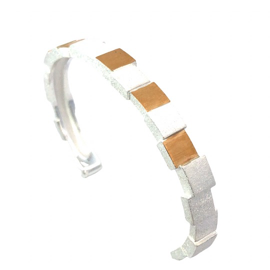 Der Armreif Silber/Gold  besticht  durch seine edle Kombination aus Silber und Gold. Ideal eignet er sich f&uuml;r besondere Anl&auml;sse, um ein elegantes Statement zu setzen. Tragen Sie ihn am besten als Einzelst&uuml;ck, um seine Sch&ouml;nheit hervorzuheben oder kombinieren Sie ihn mit anderen dezenten Schmuckst&uuml;cken.