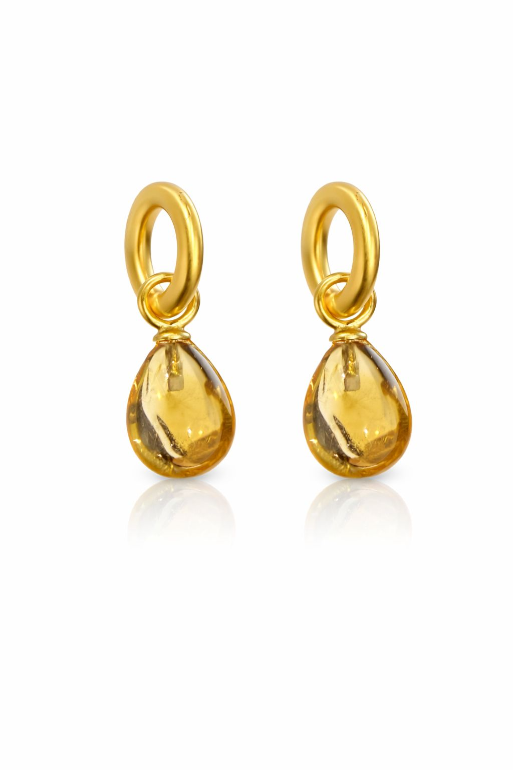 De P-25-E-CITRIN oorbellen zijn prachtige hoop oorbellen die een vleugje elegantie aan elke outfit toevoegen. Ze behoren tot de categorie "Jewel" en zijn ideaal voor zowel dagelijks gebruik als speciale gelegenheden. Draag ze met een opgestoken kapsel of met je haar achter het oor voor een elegante look. Perfect voor elke juwelenliefhebber!