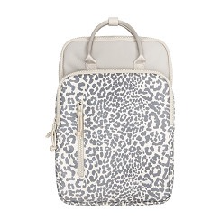 Urban Leopard Milwaukee Handbag Backpack &ndash; New Rebels
Ga voor een krachtige en stijlvolle look met de Urban Leopard Milwaukee Handbag Backpack van New Rebels. Deze ruime en veelzijdige tas is perfect voor wie functionaliteit wil combineren met een opvallend design.
De tas is te gebruiken als handtas &eacute;n als rugzak, waardoor je hem moeiteloos aanpast aan jouw dag. Of je nu onderweg bent naar werk, school of een dagje uit, deze tas biedt alle flexibiliteit die je nodig hebt.

Met een royaal formaat van 28 x 16 x 44 cm heb je meer dan genoeg ruimte voor al je essentials, en zelfs extra spullen zoals een laptop, boeken of kleding. Het materiaal, een combinatie van 80% PU en 20% nylon, zorgt voor een stevige, duurzame tas met een luxe uitstraling.
De leopard beige print geeft de tas een stoere, moderne en iets meer edgy look, perfect voor wie een statement wil maken zonder in te leveren op stijl.
Waarom jij deze tas wilt hebben:
2-in-1 design: handtas en rugzak
Stoere leopard beige print
Extra ruim formaat &ndash; ideaal voor werk, school of reizen
Stevig en duurzaam materiaal (PU & nylon)
Comfortabel en veelzijdig in gebruik
Maak je outfit compleet met een krachtige touch &ndash; met de Urban Leopard Milwaukee Backpack van New Rebels.