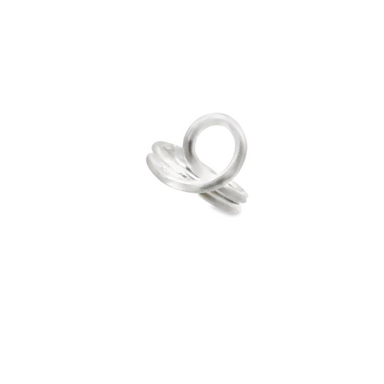Der Ring Silber  besticht durch sein elegantes Design aus hochwertigem Silber. Mit einer Ringgr&ouml;&szlig;e von 53 ist er optimal f&uuml;r zierliche H&auml;nde. Tragen Sie ihn als stilvolles Accessoire zu besonderen Anl&auml;ssen oder im Alltag, um jedem Outfit einen Hauch von Eleganz zu verleihen. Perfekt kombinierbar mit anderen Silber-Schmuckst&uuml;cken.