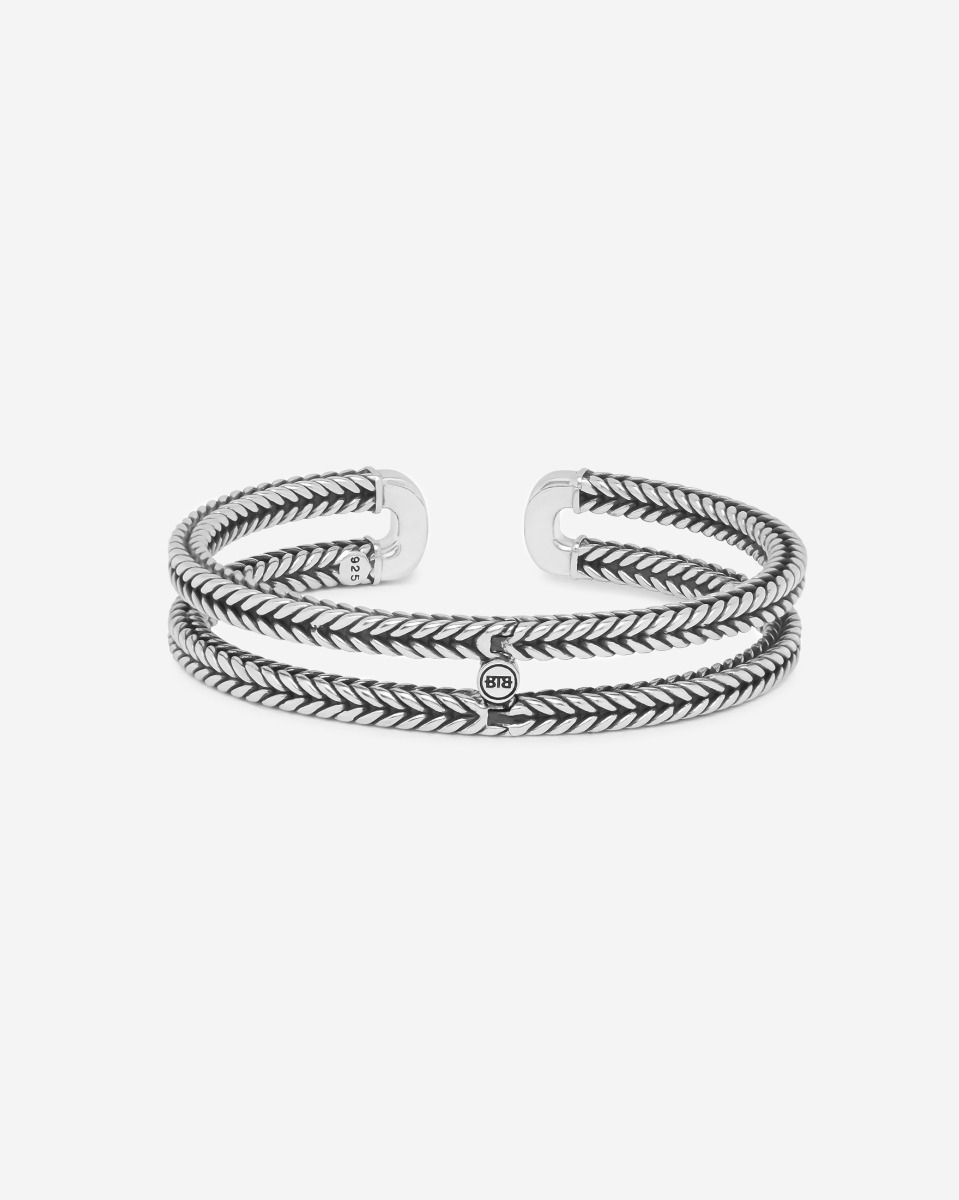De Barbara Link armband is een mooi en uniek ontwerp gebaseerd op de populaire Barbara familie. Deze armband is stevig, handgemaakt en tijdloos en maakt elke outfit compleet. De zilveren armband is een manchetarmband en opent op een verborgen scharnierpunt.