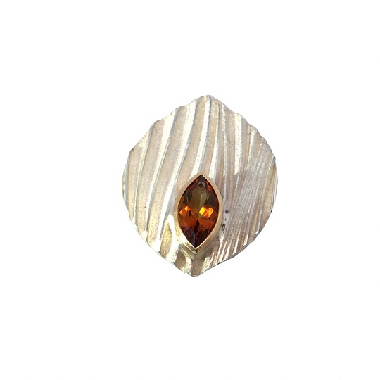 Anh&auml;nger Silber/GG mit facettiertem Citrin,  ist ein elegantes Schmuckst&uuml;ck f&uuml;r Schmuckliebhaber. Dieser Anh&auml;nger kann ideal an einer feinen Silber- oder Goldkette getragen werden, um den Cut-Out-Effekt und den strahlenden Citrinstein optimal zur Geltung zu bringen. Perfekt geeignet f&uuml;r besondere Anl&auml;sse und stilvolle Alltagslooks.