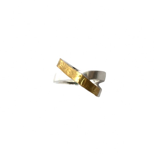 Entdecken Sie den Ring Ag/Au bel. Hammerschlag,  Dieser stilvolle Ring vereint Silber und Gold in einem einzigartigen Design. Mit einer Gr&ouml;&szlig;e von 53 passt er perfekt zu jedem Finger. Tragen Sie ihn solo als Statement oder kombinieren Sie ihn mit anderen Schmuckst&uuml;cken f&uuml;r einen eleganten Look. Ideal f&uuml;r jeden Anlass!
