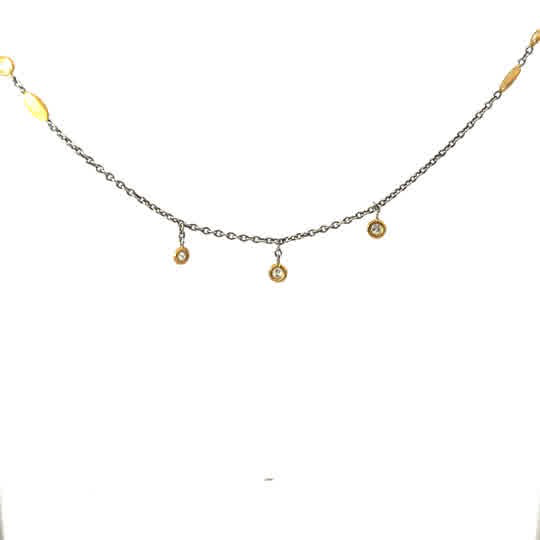 Die Kette Platin 950 mit GG-Elementen und einem Brillanten von insgesamt 0,15 ct ist eine exquisite Halskette . Ideal f&uuml;r elegante Anl&auml;sse, betont sie das Dekollet&eacute; auf subtile Weise. Tragen Sie es zu einem klassischen Abendkleid oder als luxuri&ouml;ses Highlight im Alltag. Perfekte L&auml;nge von 40 cm f&uuml;r einen stilvollen Look.