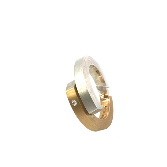 Der Ring mit der Modellnummer  besticht durch seine edle Kombination aus Silber und Gold sowie einem Brillanten von 0,01 ct. Er geh&ouml;rt zur Kategorie Schmuck und hat die Gr&ouml;&szlig;e 52. Ideal f&uuml;r elegante Anl&auml;sse und als stilvolles Accessoire im Alltag. Perfekt als Geschenk oder zum pers&ouml;nlichen Tragen, um jedem Outfit Glanz zu verleihen.
