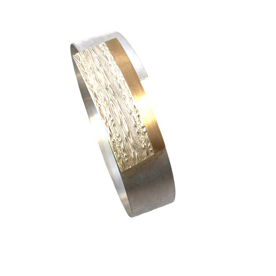 Der Armreif Ag/Au schleifmatt, Modellnummer 1-20713, ist ein eleganter Slave-Armband aus einer Kombination von Silber (Ag) und Gold (Au) mit einer matten Schleifoptik. Tragen Sie diesen zeitlosen Schmuck am besten alleine oder in Kombination mit anderen minimalistischen Armb&auml;ndern, um einen stilvollen und modernen Look zu erzielen.