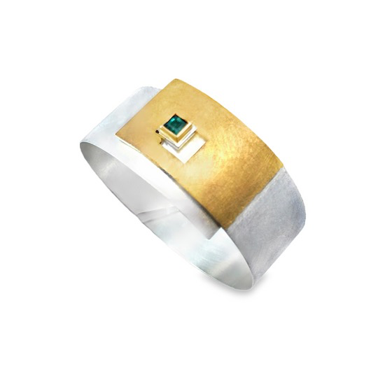 Der Armreif  besticht durch seine elegante Kombination aus Silber (Ag) und Gold (Au) sowie einem atemberaubenden Turmalin-Stein. Tragen Sie es als Statement-Accessoire, um elegante Outfits zu vervollst&auml;ndigen oder Ihrem allt&auml;glichen Look einen Hauch von Luxus zu verleihen.