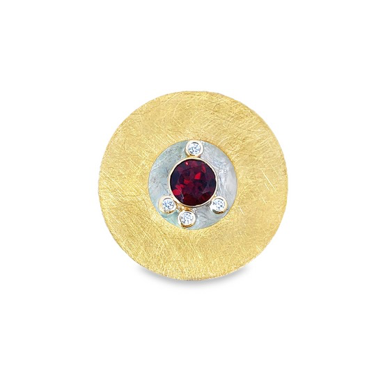 Der Anh&auml;nger Ag/GG Brill.ges.0,06 ct, Granat 6 mm,  ist ein hochwertiger Schmuckanh&auml;nger mit einem 6 mm Granat und insgesamt 0,06 ct Brillanten. Tragen Sie dieses elegante Schmuckst&uuml;ck an einer feinen Silber- oder Goldkette, um Ihre Outfits stilvoll zu erg&auml;nzen. Perfekt f&uuml;r festliche Anl&auml;sse oder als besonderes Geschenk.