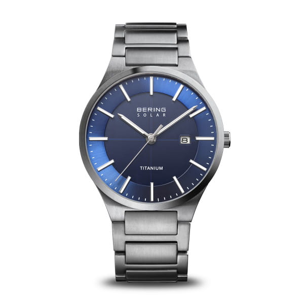 Dit horloge uit de BERING Solar-collectie is een eerbetoon aan het essenti&euml;le: puur design, innovatieve technologie en maximale functionaliteit voor dagelijks gebruik. De geborstelde zilverkleurige titanium kast oogt modern en ingetogen tegelijk &ndash; en overtuigt met zijn extreem lichte gewicht en hypoallergene draagcomfort. De titanium band met veilige vouwsluiting vormt de perfecte aanvulling: nauwelijks voelbaar, maar altijd stijlvol aanwezig.  De blauwe sunray-wijzerplaat verandert subtiel van tint afhankelijk van het licht, wat visuele diepte toevoegt aan het heldere ontwerp. Slanke indexen en een verfijnd datumvenster op drie uur benadrukken de Scandinavische eenvoud waar BERING voor staat. Het platte, krasbestendige saffierglas biedt langdurige bescherming. Binnenin zorgt een solar uurwerk voor betrouwbare prestaties &ndash; opgeladen door zonlicht of kunstlicht, zonder dat een batterij vervangen hoeft te worden.  Met een waterdichtheid van 10 ATM is dit horloge zelfs geschikt om mee te zwemmen &ndash; stevig, stijlvol en klaar voor elke dag. 