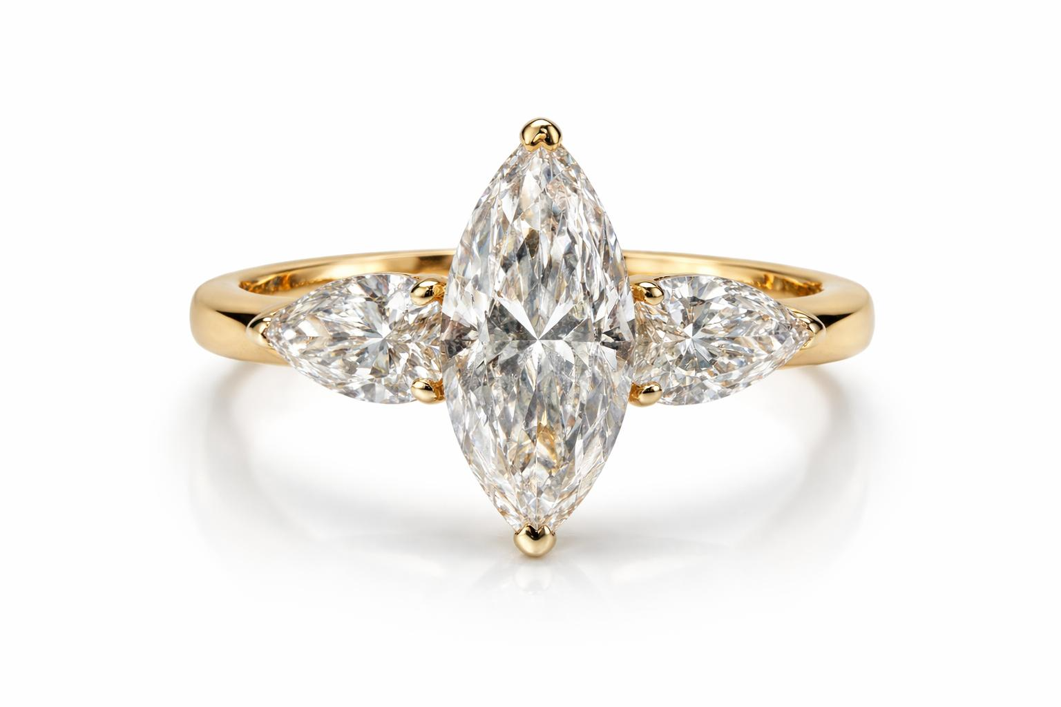 De ring, modelnummer R04597 LAB, is een prachtige verlovingsring met een LAB grown Diamant Marquise van 1.02CT (E-VS, IGI-gecertificeerd) en twee peer-vormige lab grown diamanten van samen 0.69CT. Gemaakt van 18 karaat geelgoud. Dit juweel straalt elegantie en luxe uit en is perfect om te dragen tijdens speciale gelegenheden of dagelijks als een tijdloos statement-stuk.