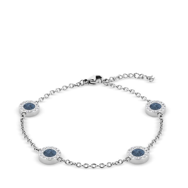 Deze armband uit de Arctic Symphony Collection straalt Scandinavische zuiverheid uit met een mysterieuze toets. Vijf ronde elementen met diepblauwe inlay en glinsterende kristallen herinneren aan het poollicht aan een heldere hemel.  Het zilverkleurige staal zorgt voor een frisse elegantie. Dankzij de verstelbare lengte past de armband perfect &ndash; solo of gelaagd gedragen.  Zilverkleurig roestvrij staal. Vijf ronde elementen met blauwe inlay en kristallen. Verstelbare lengte met karabijnsluiting. Onderdeel van de Arctic Symphony Collection. 