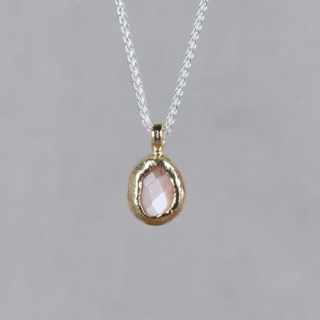 Collier gemaakt van 925 sterling zilver. Aan het collier hangt een gefacetteerde roze Maansteen, omhult met zilver verguld. 