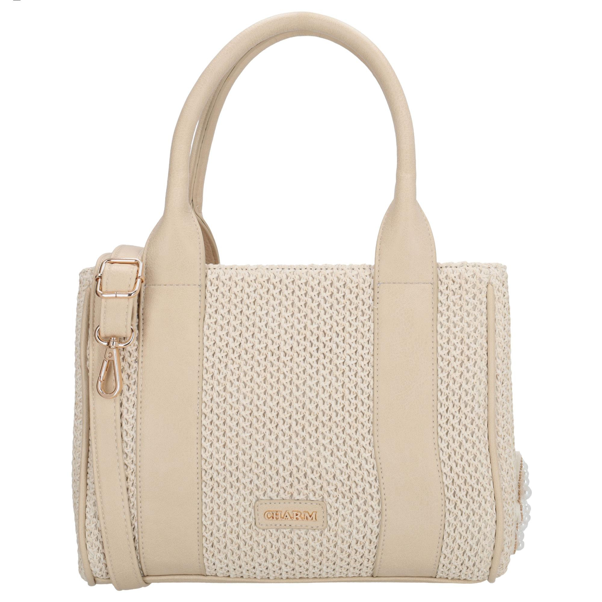 De Charm London Capri Handtas is een elegante en compacte tas met een zomerse gestreepte riet look. De twee handvaten geven de tas een stijlvolle uitstraling en maken haar prettig om in de hand te dragen. De tas sluit veilig met een rits zodat je je essentials goed opgeborgen houdt.

Binnenin vind je een praktische indeling met een tussenritsvak, twee insteekvakken en een ritsvak waardoor je al je spullen overzichtelijk meeneemt. Aan de achterkant zit een extra ritsvak voor items die je graag snel binnen handbereik hebt. Dankzij de verstelbare en afneembare schouderband draag je de handtas ook comfortabel crossbody. De bag charm met zeester voegt een speelse zomerse touch toe.

Kenmerken:


&bull; Handtas met twee handvaten
&bull; Gestreepte riet look
&bull; Sluit met rits
&bull; Tussenritsvak
&bull; Twee insteekvakken
&bull; Ritsvak aan de binnenkant
&bull; Achterritsvak
&bull; Verstelbare en afneembare schouderband
&bull; Bag charm met zeester
